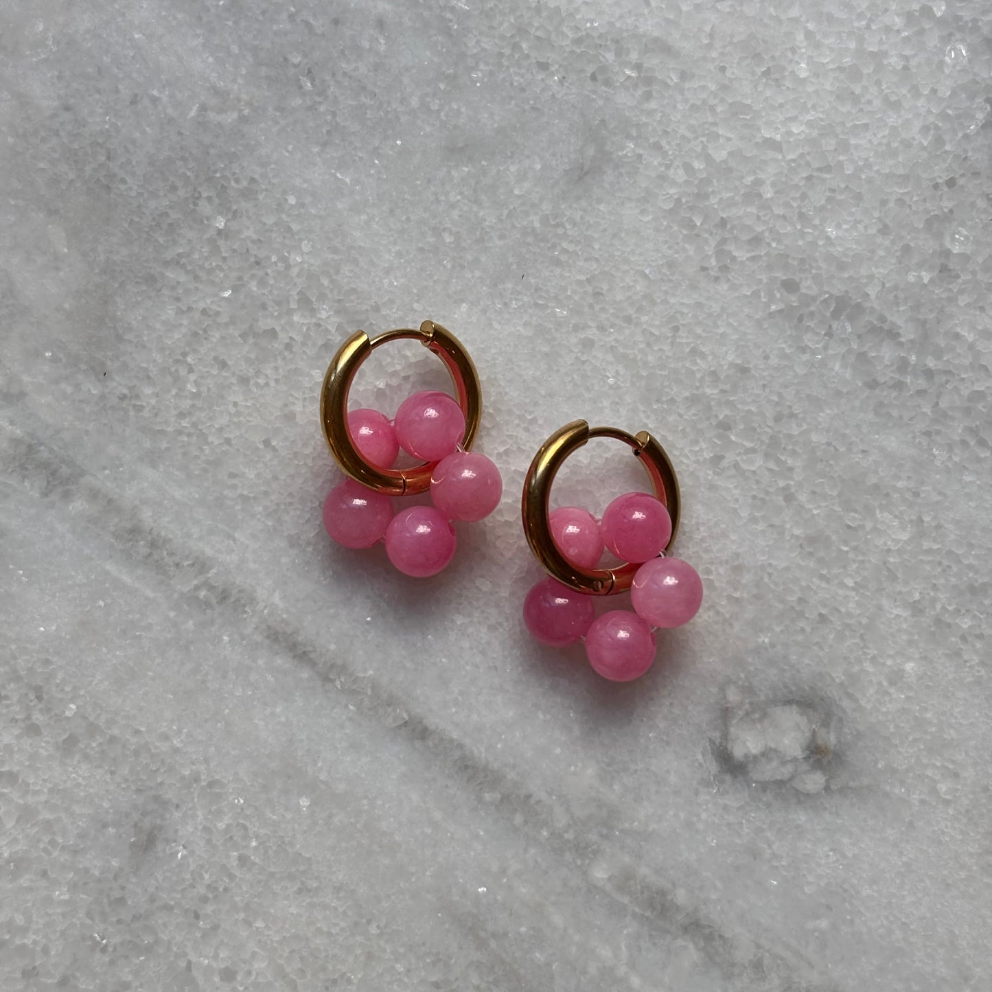 Goldene Kreolen mit Perlenanhänger in Pink