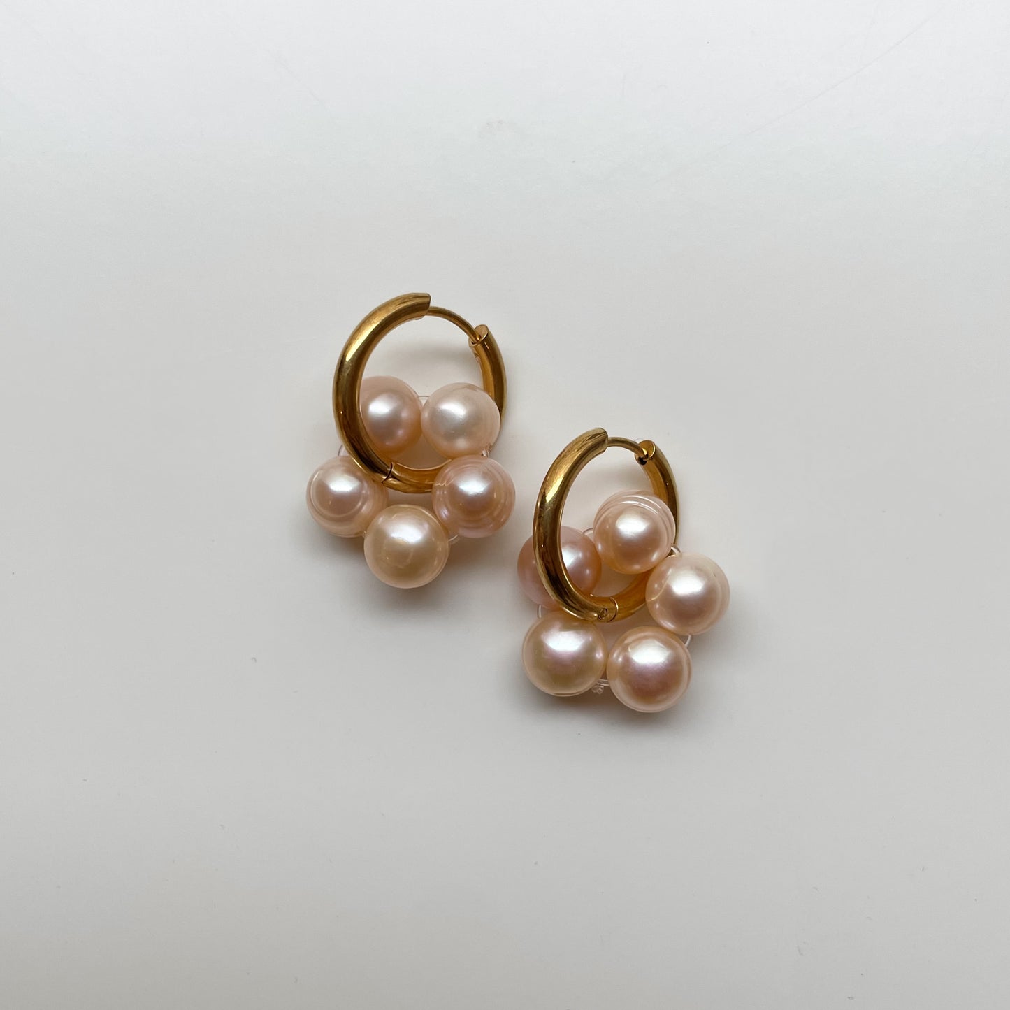 Runde Ohrringe mit rosa Perlenblume