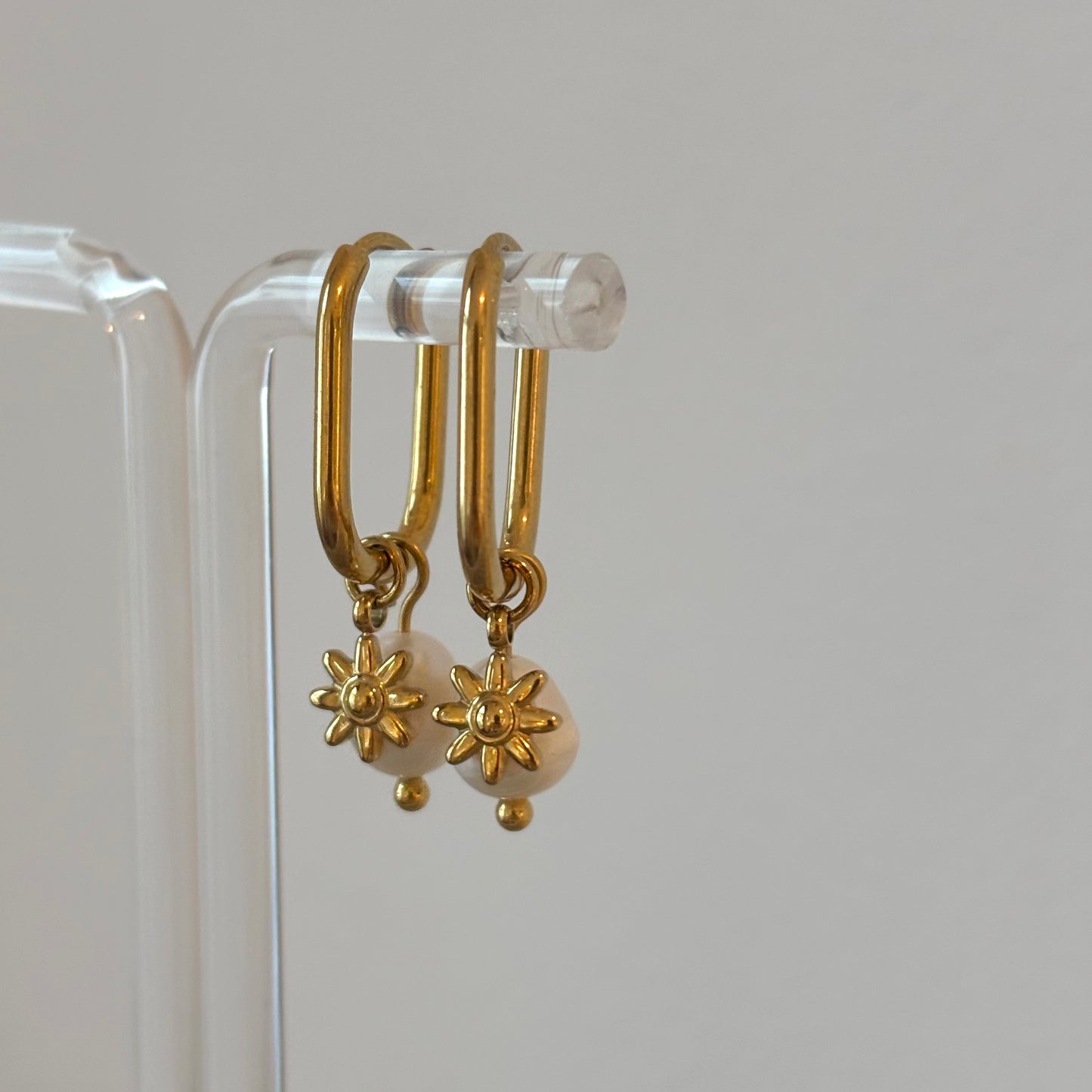 Ohrringe mit Blümchen und Perle
