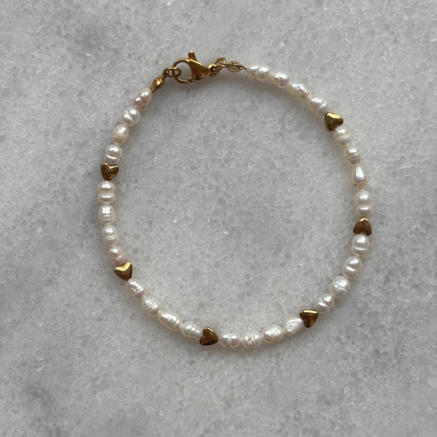 Filigranes Armband mit Süßwasserperlen tiny Hearts