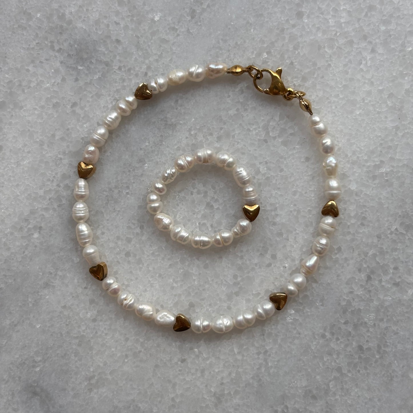 Filigranes Armband mit Süßwasserperlen tiny Hearts
