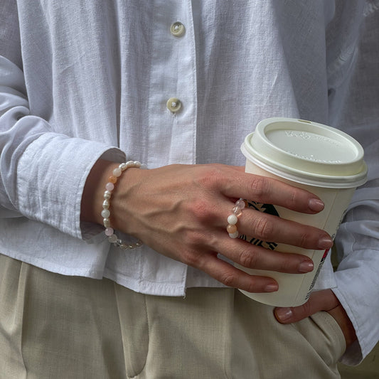 Tragebild eines Armbands und Ring in Pastellfarben