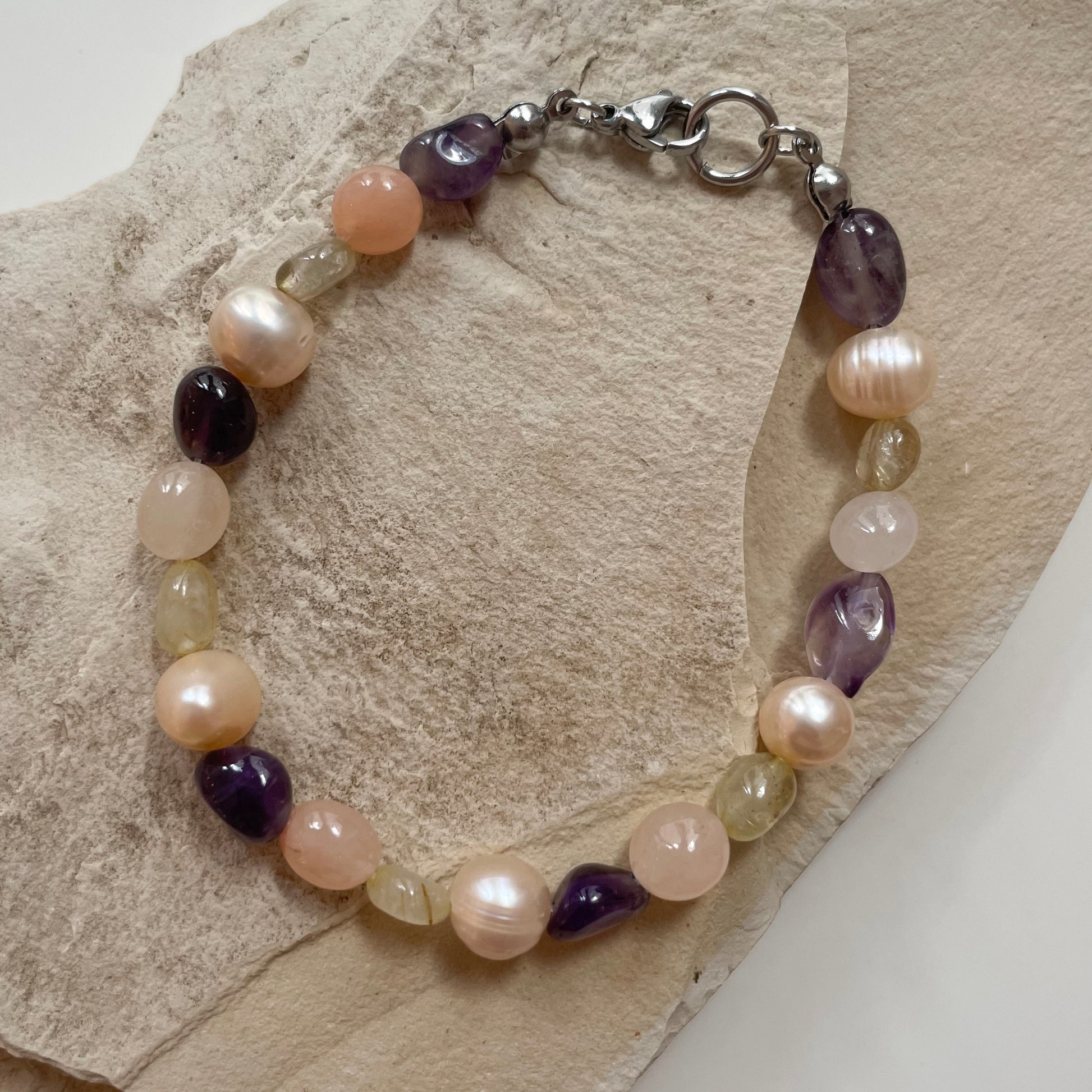 Armband aus Sonnensteinen, Amethysten, Citrin und Süßwasserperlen mit silbernem Verschluss