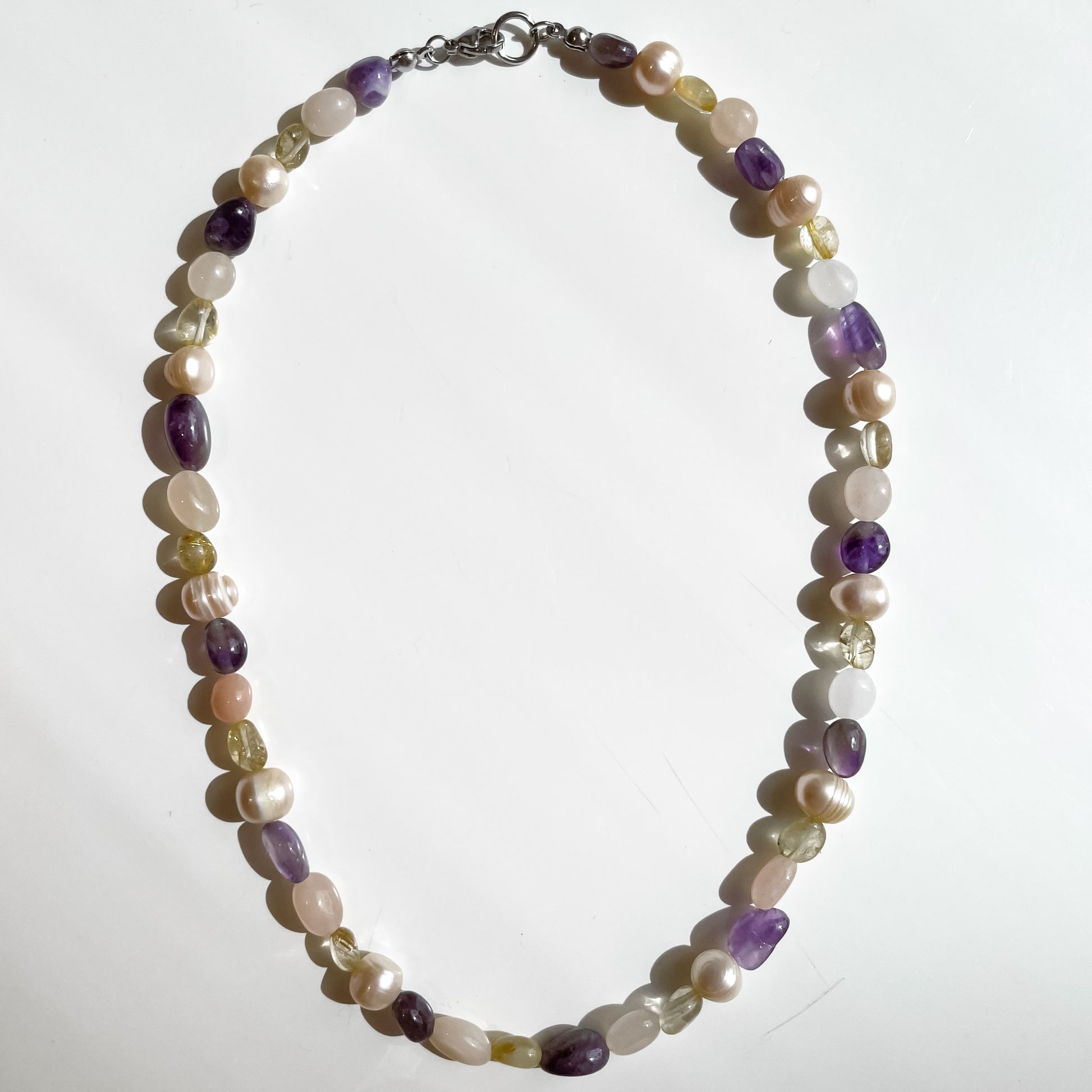 Kette aus Süßwasserperlen und Edelsteinen wie Amethyst, Sonnenstein und Citrin