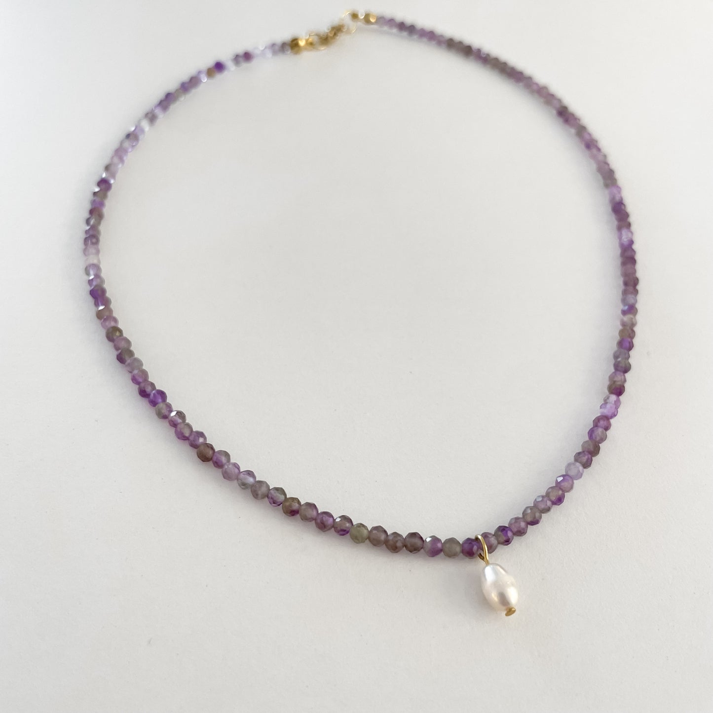 Kette aus kleinen lila Amethysten und kleiner Süßwasserperle