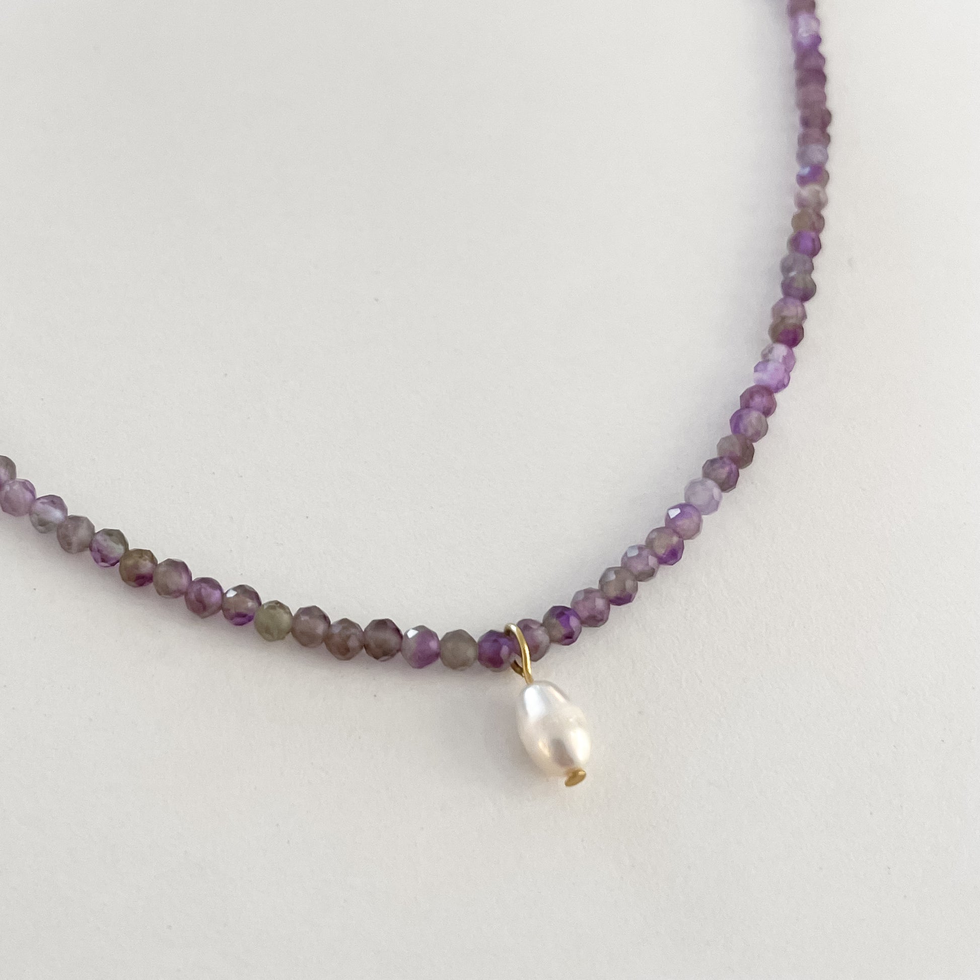 Kette aus kleinen lila Amethysten und kleiner Süßwasserperle