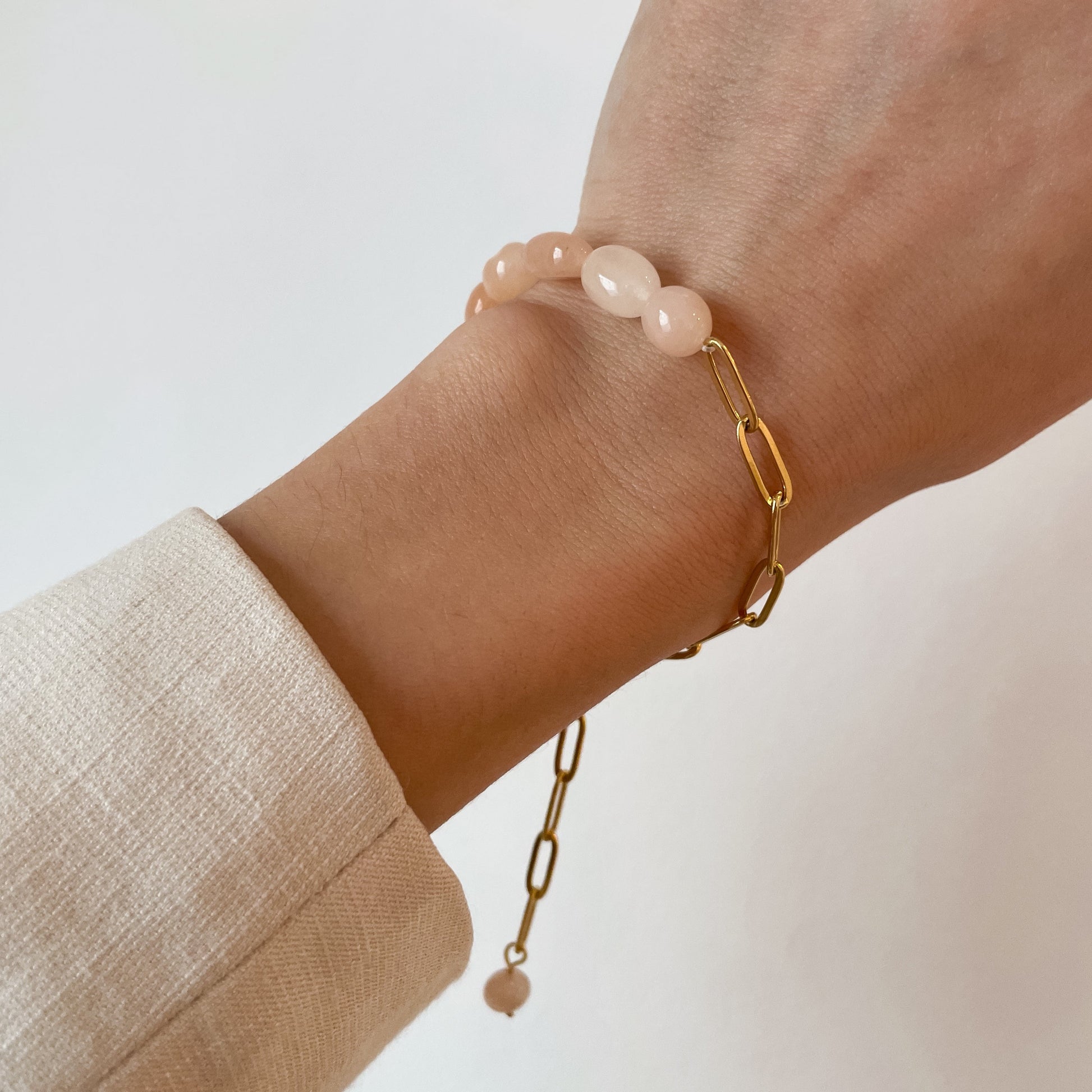 Armband aus Sonnensteinen und Edelstahlkette in gold